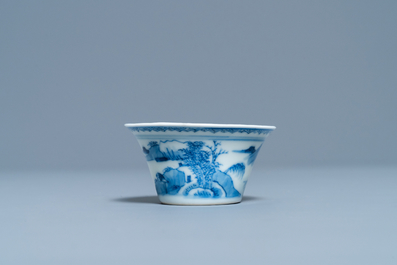 Une tasse &agrave; vin en porcelaine de Chine en bleu et blanc, Kangxi